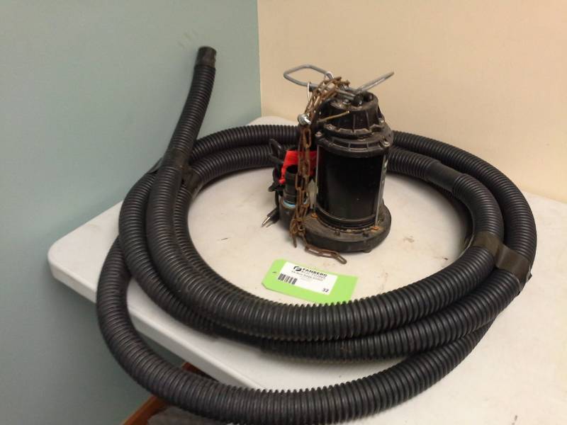 lot 32 image: Wayne 13hp Cast iron Submersible Sump Pump with Hosing CDU790