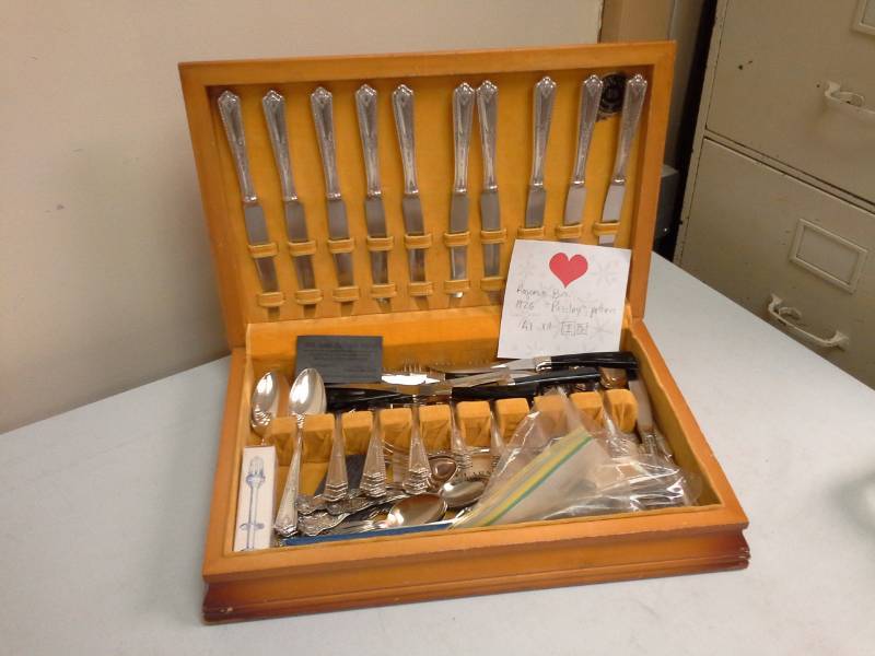 lot 72 image: 1926 Rogers & Bro. Paisley Pattern Silverplate Silverware Set with Wood Case, Certificate of Originality