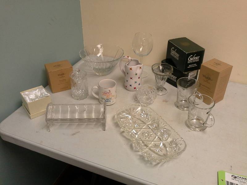 lot 73 image: Galway crystal, Clarenbridge crystal jelly jar, Willow Tree figures, Clear Glass Serving Bowls, Clear Glass Cups, Wine Glass, Ceramic Decorative Vases, Galway Irish Crystal, Willow Tree Friendship Keepsake Box,  Clear Glass Angel Table Dcor