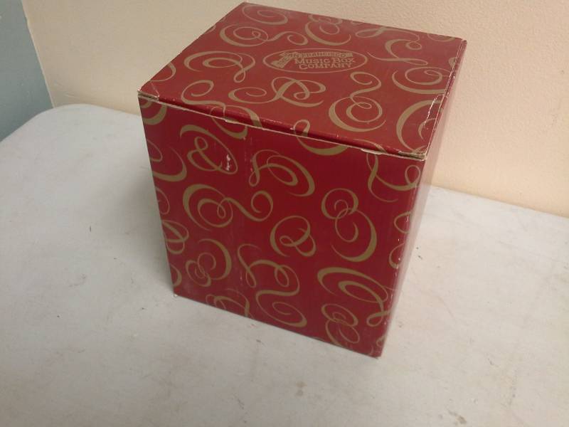 lot 84 image: The San Francisco Music Box Company Christmas Carolers Music Box