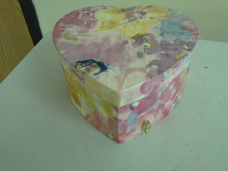 lot 89 image: Heart Gift Box Music Box
