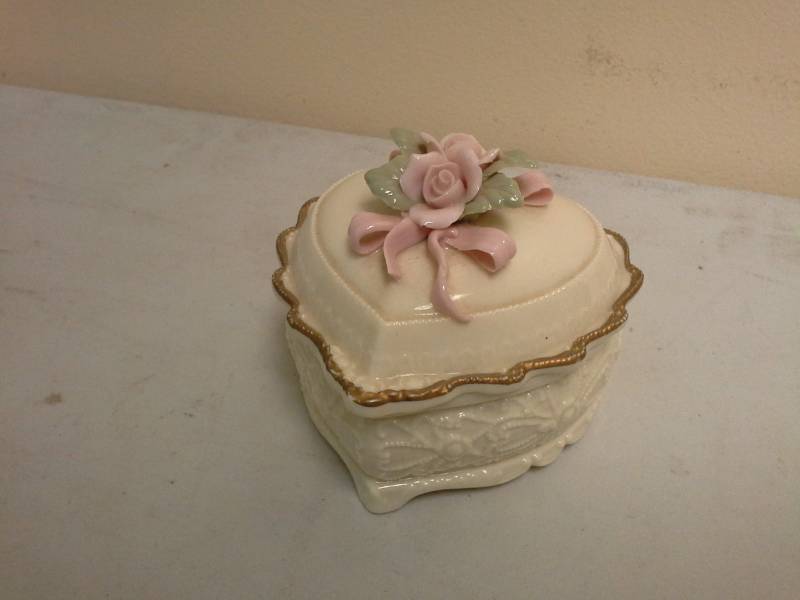 lot 95 image: The San Francisco Music Box Company Porcelain Heart Music Box