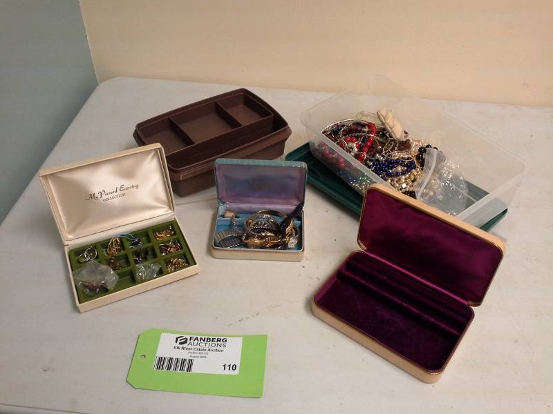 lot 110 image: Jewelry Boxes, Jewelry Trays, Misc. Womens Jewelry