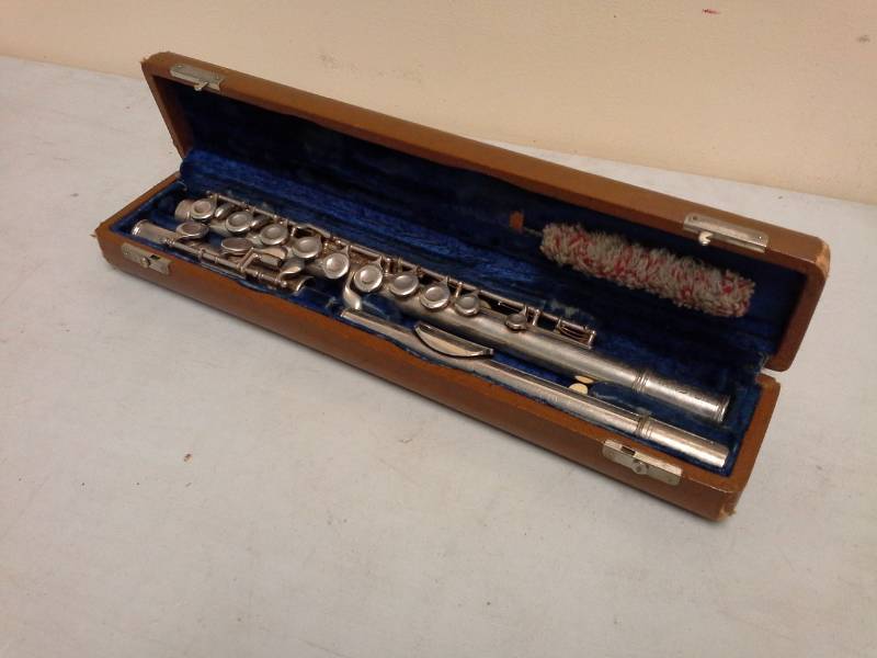 lot 111 image: Winston Flute with Wood Case