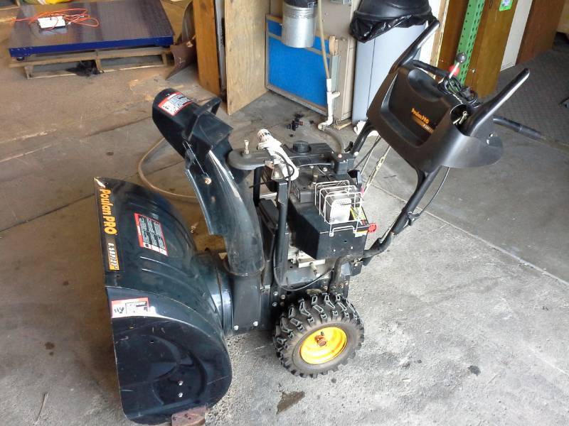 lot 6 image: Poulan 27in. Pro Snowblower 8.5hp.