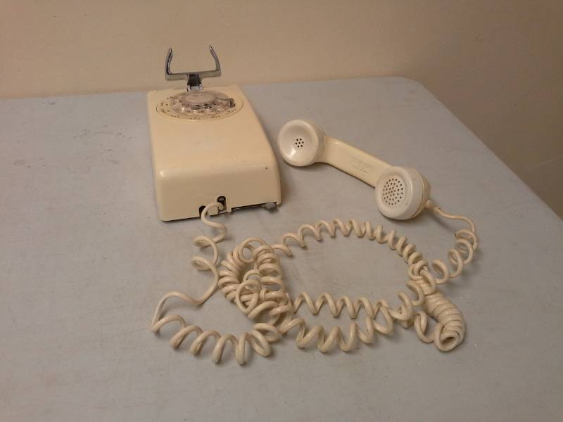 lot 113 image: Vintage Analog Dial Wall-Mount Telephone