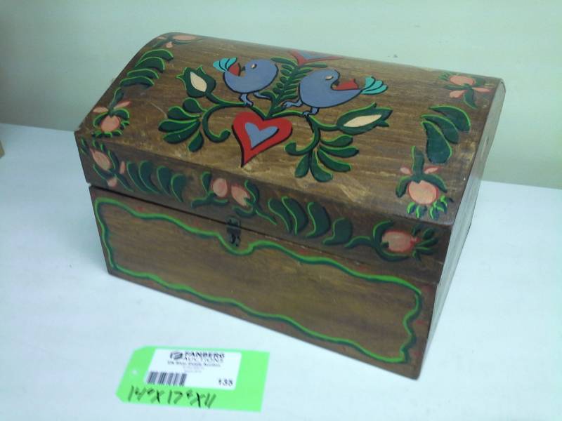lot 135 image: Jewelry Box