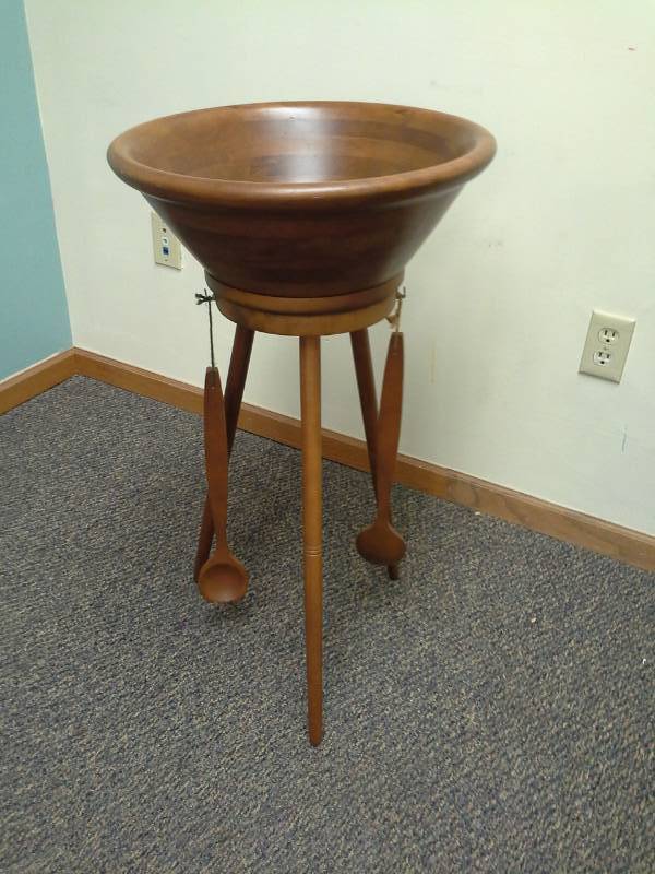 lot 138 image: Hellerware Solid Wood Bowl with Wood Spoons on Wood Stand