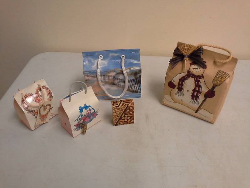 lot 147 image: Lot of (5) Musical Note Gift Tote Bag Music Boxes