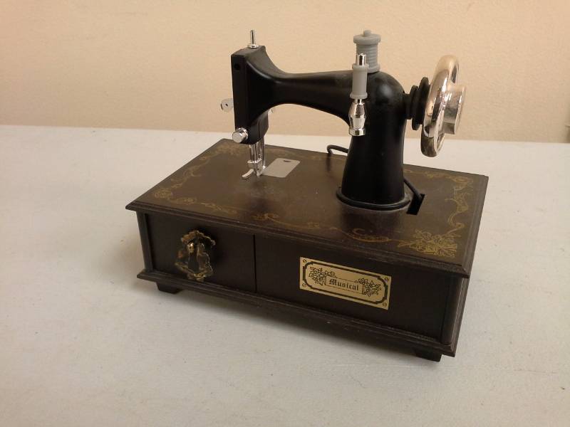 lot 153 image: Berkeley Design Sewing Machine Music Box