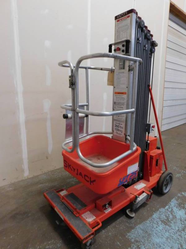 lot 3 image: 1998 Sky Jack SJP1-25 Man Lift