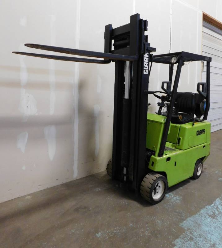 lot 7 image: 3000lb Clark C500-30 Forklift