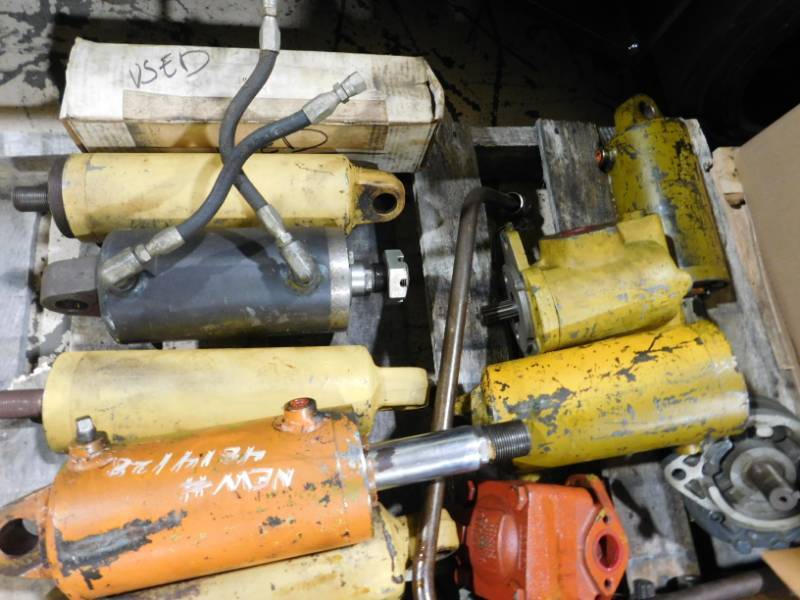 lot 17 image: New & Used Hydraulic Cylinders & Pumps
