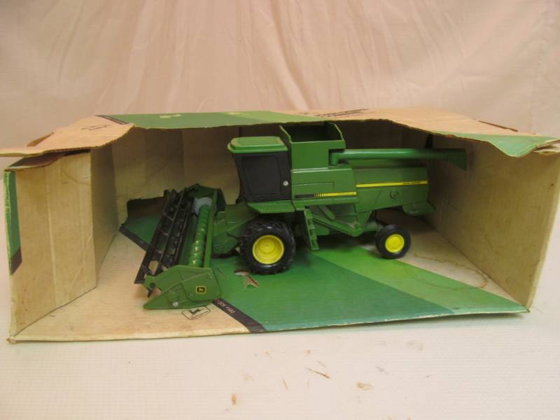 John Deere Titan Combine