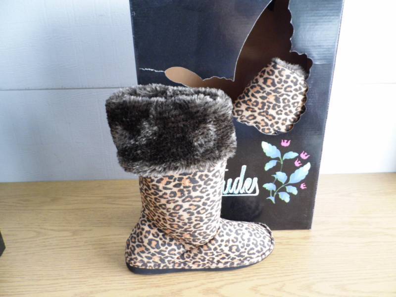 lot 1 image: Ciccia Bella Boots  Slippers