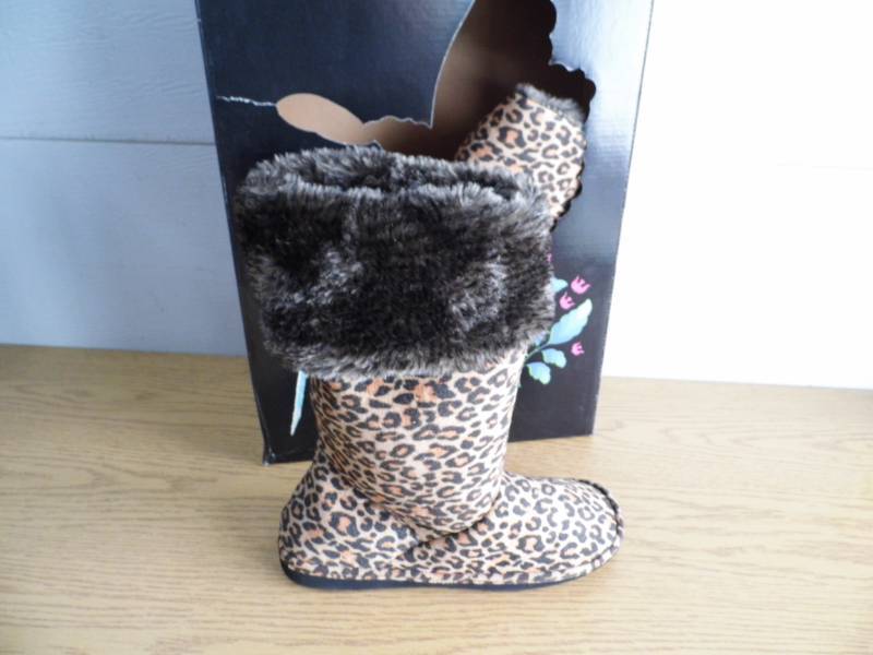 lot 2 image: Ciccia Bella Boots  Slippers