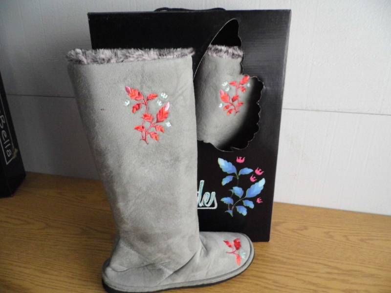 lot 3 image: Ciccia Bella Boots  Slippers