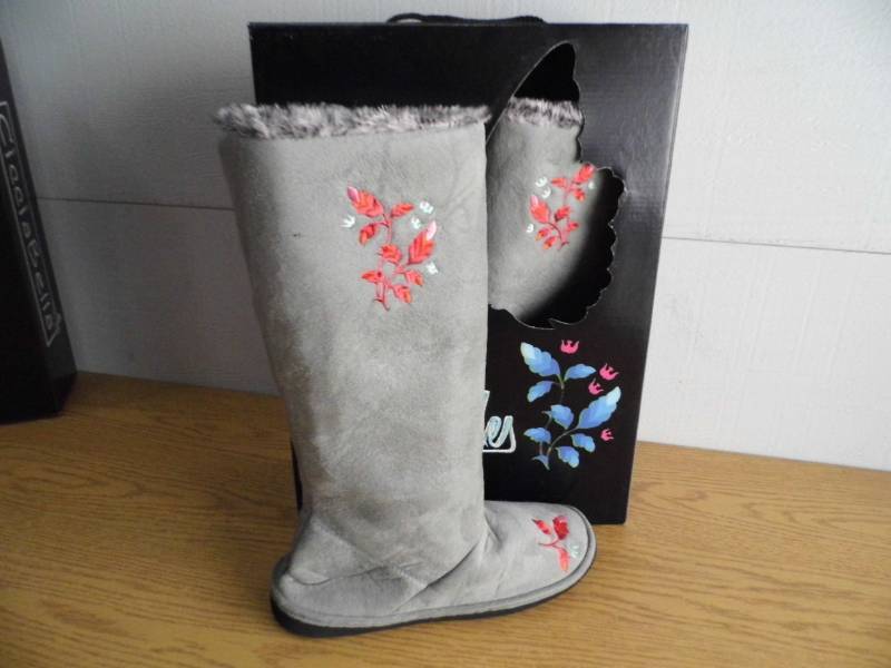 lot 4 image: Ciccia Bella Boots  Slippers