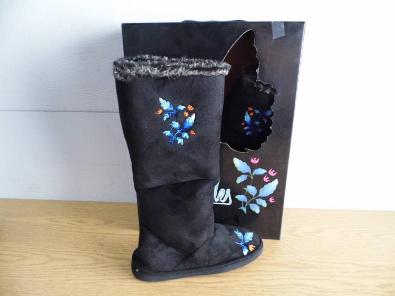 lot 5 image: Ciccia Bella Boots  Slippers