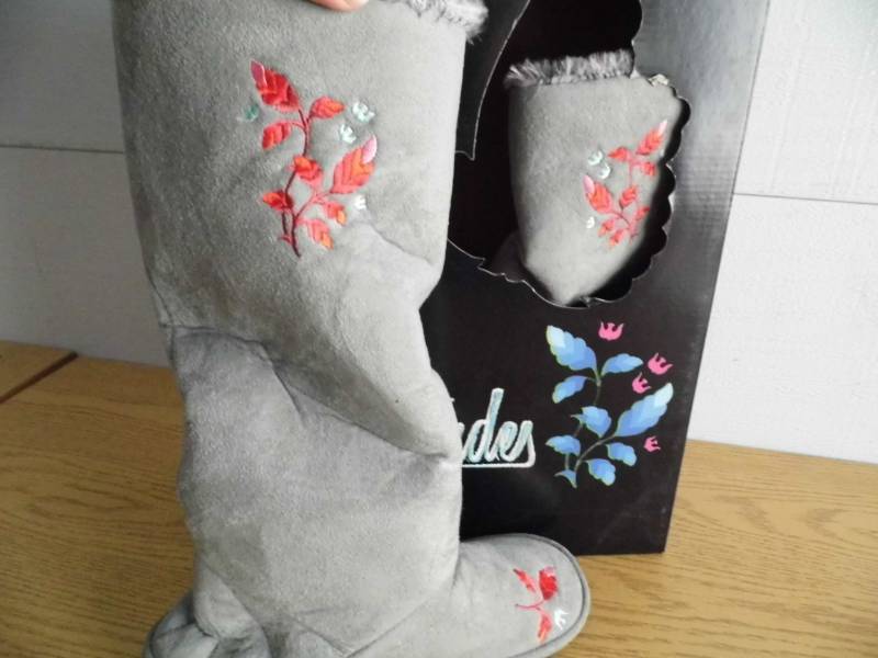 lot 6 image: Ciccia Bella Boots  Slippers