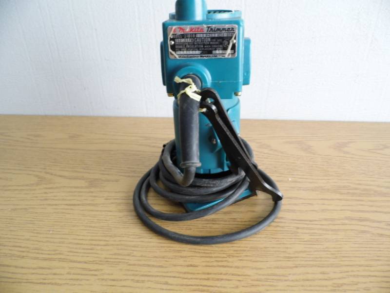 lot 17 image: Makita Trimmer