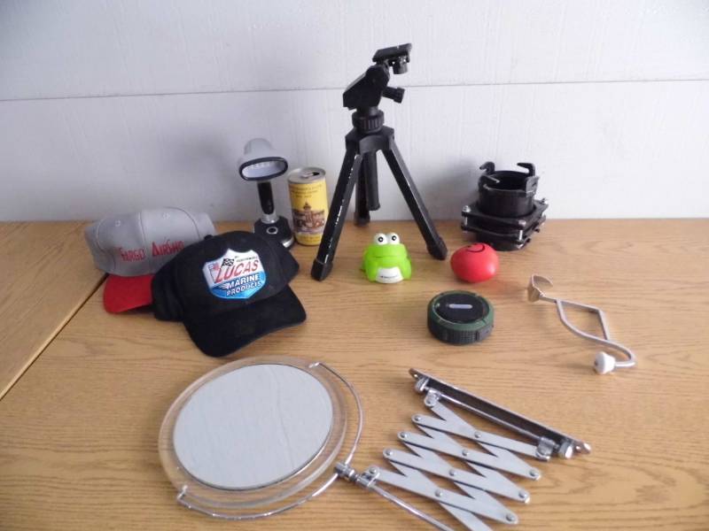 lot 23 image: Bluetooth Speaker - Mirror - Tripod