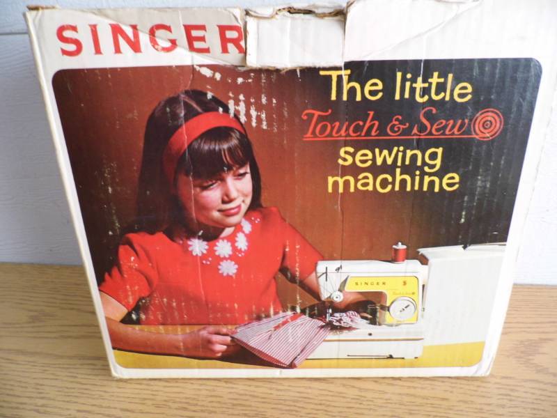 lot 35 image: Singer Kids Sewing Machine