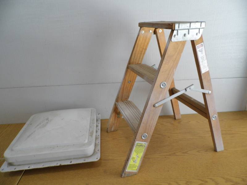 lot 58 image: Step Ladder - Vent Fan