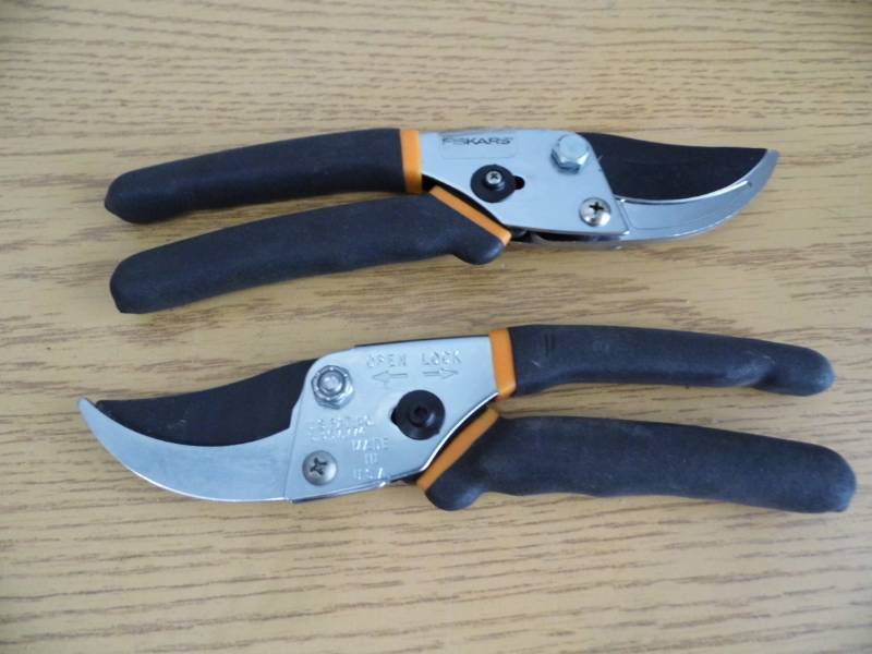 lot 86 image: Lot of 2 Pair Fiskars Cutters