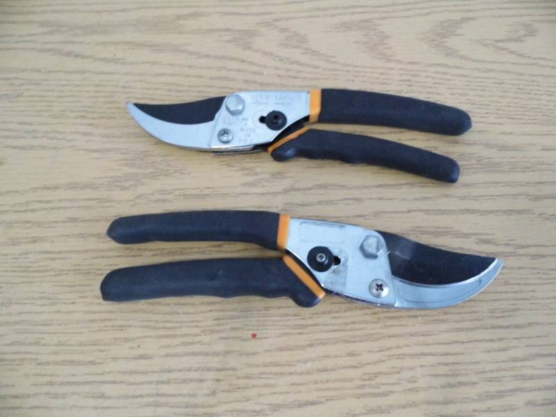 lot 87 image: Lot of 2 Pair Fiskars Cutters