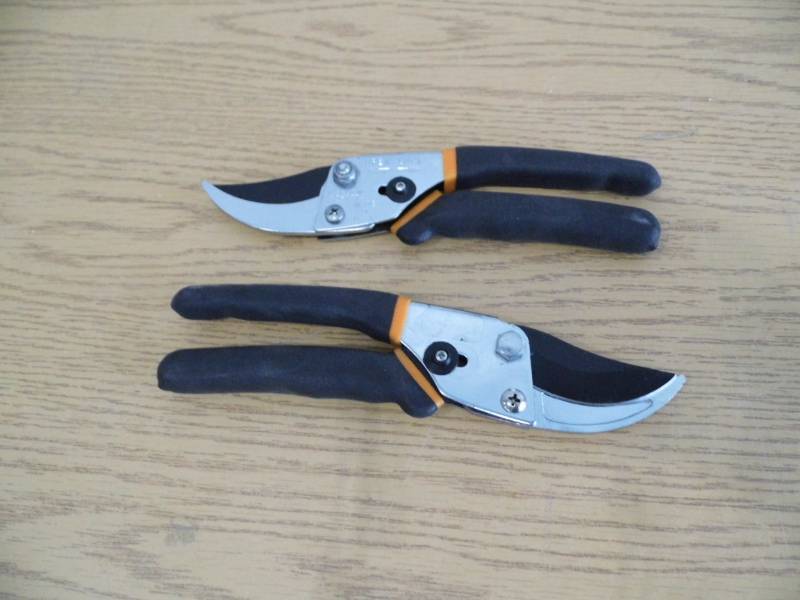lot 88 image: Lot of 2 Pair Fiskars Cutters