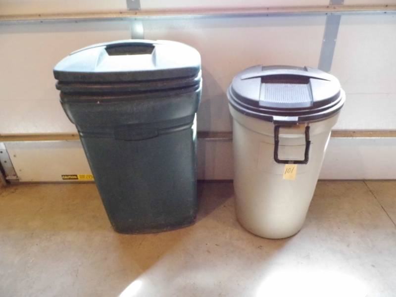 lot 101 image: Lot of 2 Rubbermaid Garbage Cans
