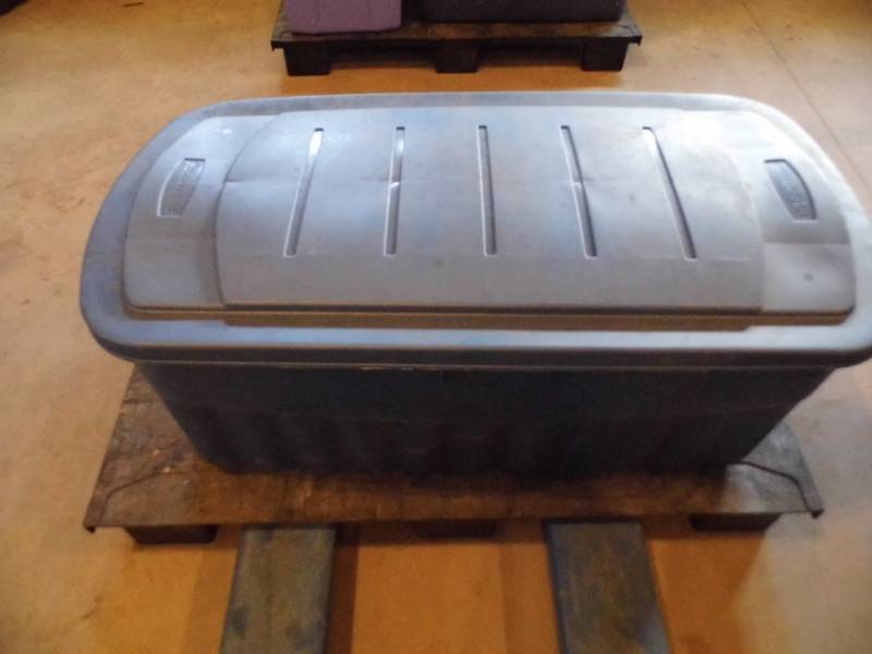 lot 106 image: Large Rubbermaid Tote of Decoys