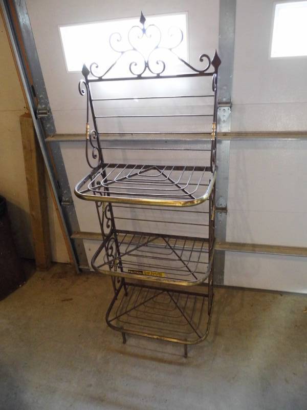 lot 118 image: Metal Bakers Rack