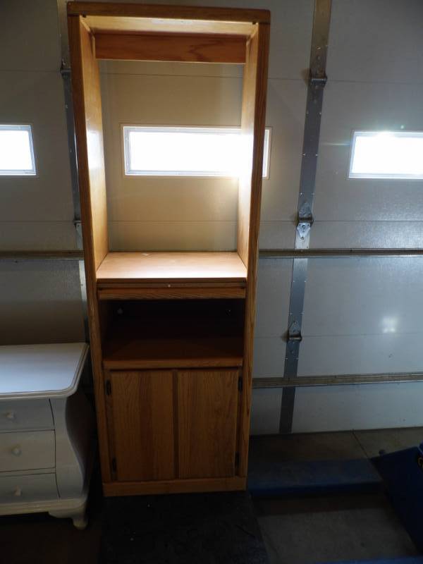 lot 121 image: Wooden Shelf w Cabinet