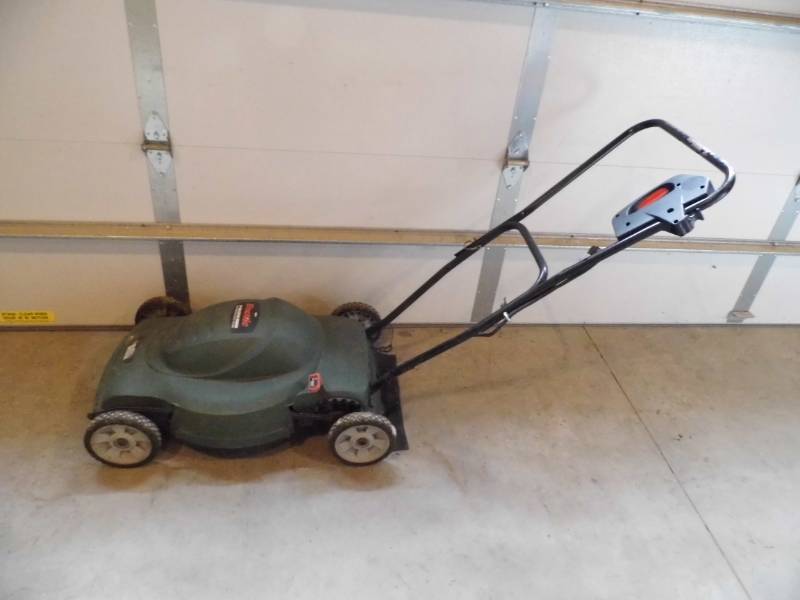 lot 123 image: Black & Decker Electric Lawn Mower