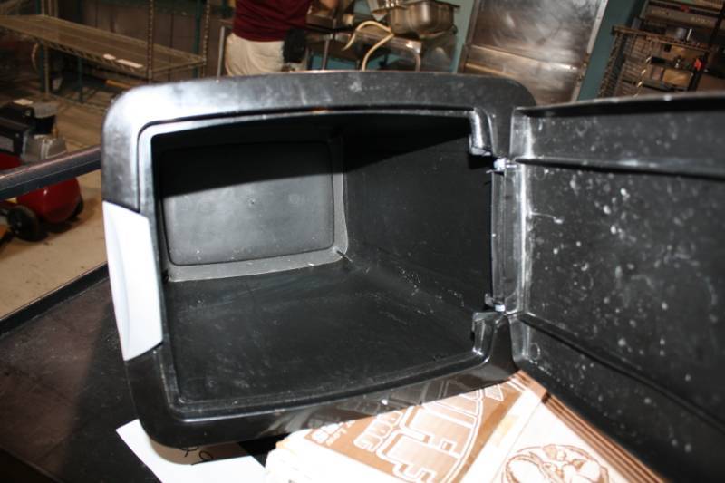 lot 127 image: Garbage Can with lid and Box of Bags