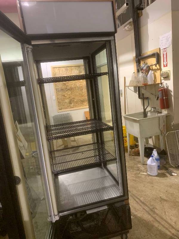 True, Mod G4SM-28PT, commercial glass side refrigerator, NSF, caster mounted, SN 3784403, 115 volts, 10.0 amps, 27x32x82H,Runs Coolers&nbsp