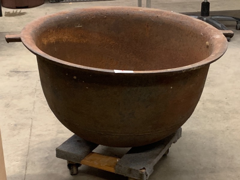 lot 1 image: Antique Cast Iron Cauldron