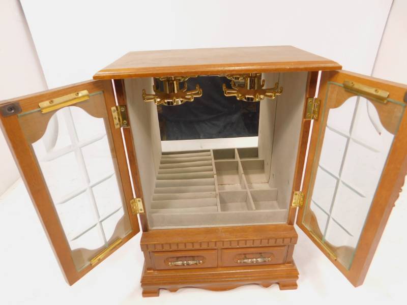 lot 81 image: Small Jewelry Cabinet