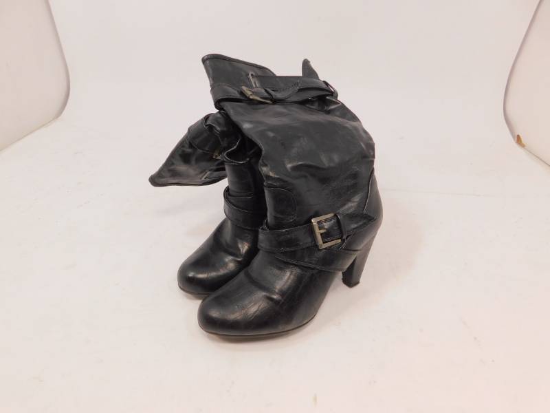 lot 91 image: Size 9 M Like New Boots