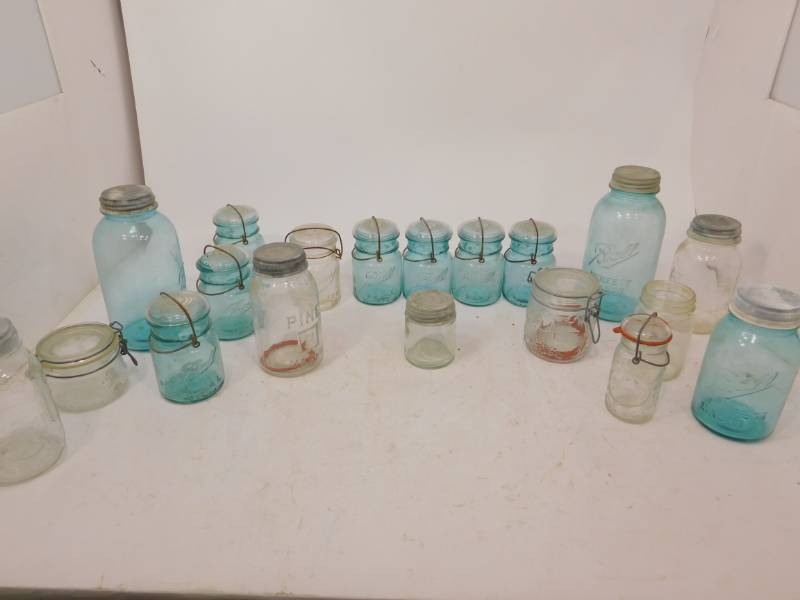 lot 35 image: Lot of Vintage Jars