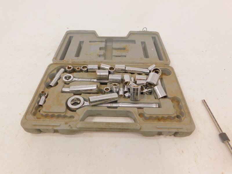 lot 40 image: Lot of Socket Wrenches and Sockets