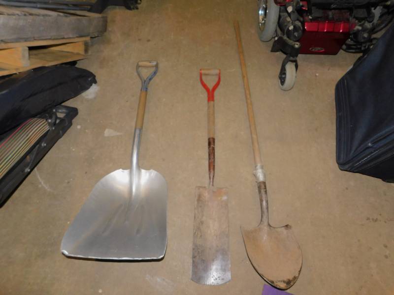 lot 46 image: 3 Different Sizes Of Shovels