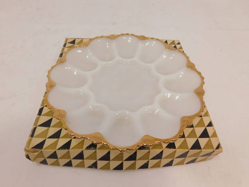 lot 98 image: Vintage Anchor Hocking Egg Serving Dish