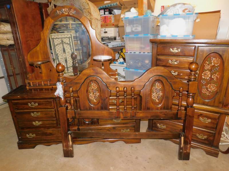 lot 58 image: Beautiful Bedroom Set