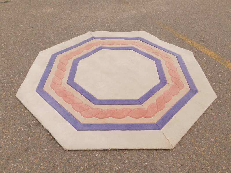 lot 62 image: Area Rug In Really Nice Condition