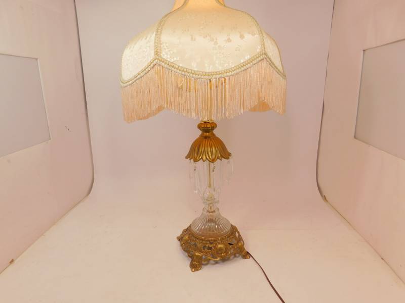 lot 63 image: Vintage Beautiful Lamp