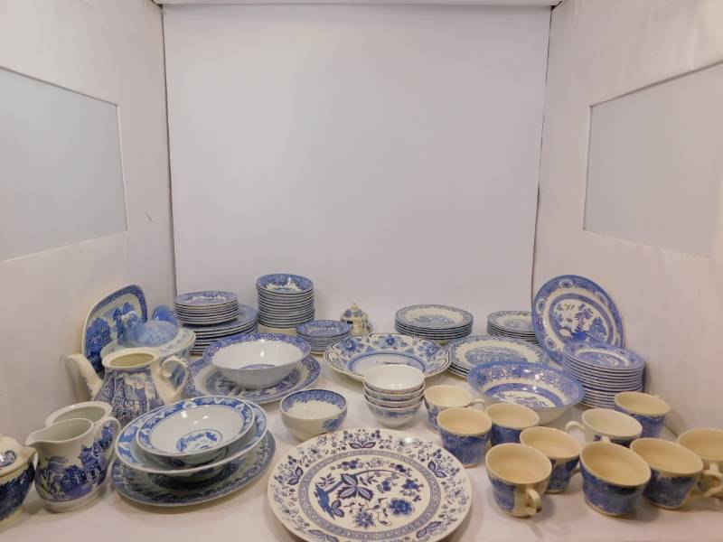 lot 66 image: Lot Of Blue Dishes