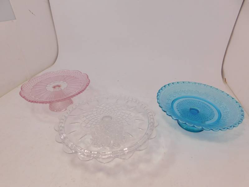 lot 67 image: Lot of 3 Vintage Glass Cake Stands
